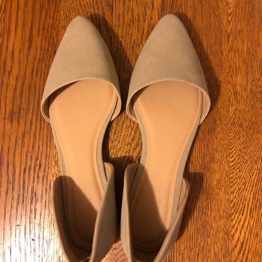 Beige flats. Size 8.